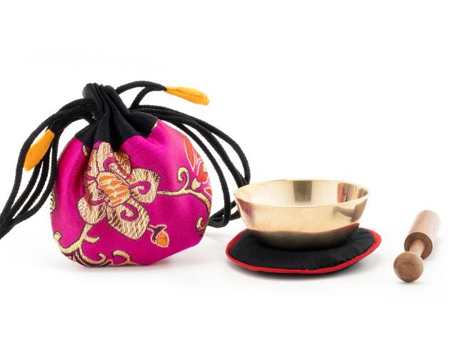 Mini-Klangschale mit zartem Klang für feines Hören - die Geschenk Idee für kleine und große Klangschalen Fans! Verpackt ist die gegossene Schale in einem handgenähten Beutel aus traditionellem nepalesischen Stoff in farbenfrohem Pink. Inklusive Zubehör.