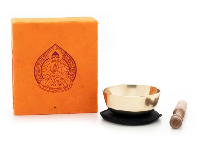 Kleine gegossene Klangschale mit hellem Klang in einer aufwendig gearbeiteten Geschenk-Box aus orangefarbenem handgeschöpften Naturpapier mit 'Buddha' Aufdruck. Inklusive Klöppel und Stoffpad.