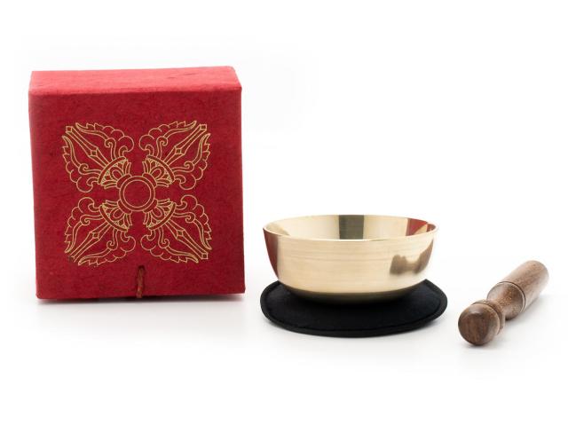 Kleine gegossene Klangschale mit hellem Klang. Verpackt ist die Schale in einer roten Geschenk-Box aus handgeschöpftem nepalesischen Naturpapier mit dem Aufdruck eines Doppeldorjes. Inklusive Klöppel und Pad zum Aufstellen der Klangschale.