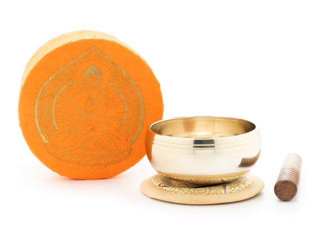 Kleine gegossene Klangschale mit hellem Klang in einer orangefarbenen runden Geschenk-Box aus handgeschöpftem Naturpapier mit 'Buddha' Aufdruck. Inklusive Klöppel und Stoffpad.