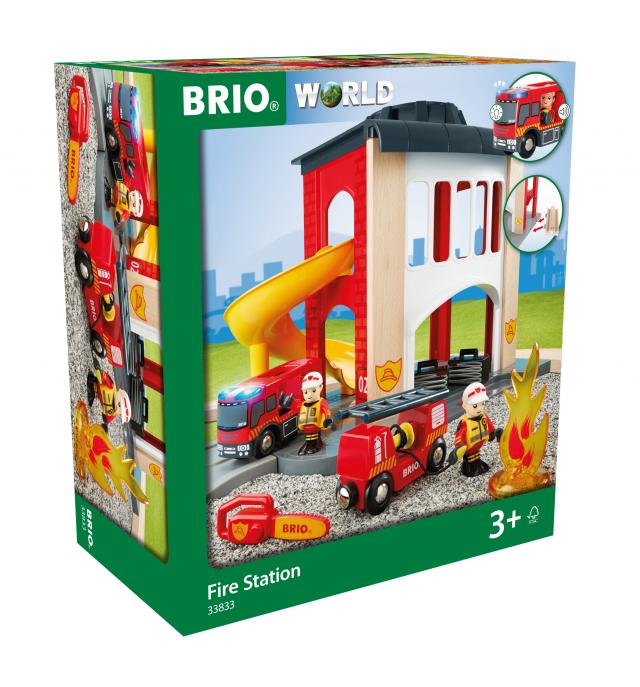 BRIO World 33833 Große Feuerwehr Station – Feuerwache mit Feuerwehr-Einsatzfahrzeug und Feuerwehrmann – Kleinkindspielzeug empfohlen ab 3 Jahren